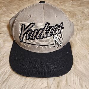 Vintage Fan Favorite New York Yankees Snapback | Gray/Navy | Adjustable |
